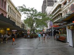 Queen St Mall。一部、真ん中に屋根もあります。この通りはバスが地下を走っていてバス停は地下です。夜も店が開いていて便利でした。