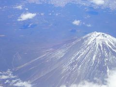 富士山上空　1月なのにこんなに雪が少ないのは珍しい。
この時は暖冬だったが、旅行記を書いてる時はとても寒くなり
ましたね〜