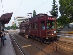 辛島町の電停で電車を待っていると反対側にはレトロな雰囲気の路面電車が。