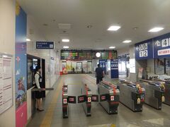 熊本駅の改札。最近は九州でも電子マネーの導入と主に自動改札の駅が増えてきました。