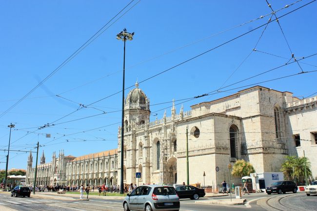 エッグタルトも食べられたので、満を持してジェロニモス修道院へ突入！<br />入場列、相当並んでます。ただ、これはチケット購入列なので、リスボアカードを持っていたりベレンの塔との共通チケットを持っている場合は入り口の方に行ってみたら入れてくれるようです。