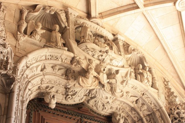 きらびやかな装飾はないけど、それでもこれだけ細かい彫刻があるだけですごく豪華。