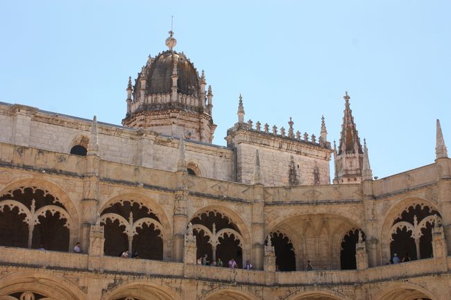 二階建てで、一階も二階も回廊があります。