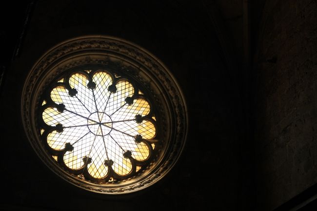 隣の教会の二階へ入ることができるのですが、そこのステンドグラス。真っ暗でよく撮れなかったけど、薔薇窓っていうのかな？