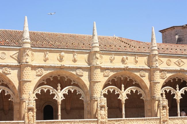 飛行機が飛んでいました。
