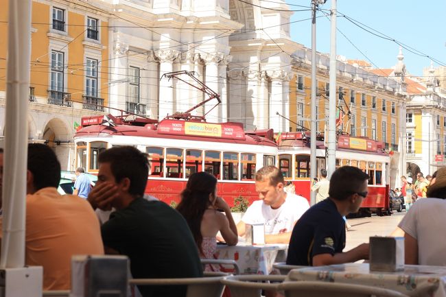市電に乗って街の中心部まで戻ってきました。さすが目玉の観光地だけあって、修道院から戻ってくるバスも市電もけっこう人が多い！疲れたので、カフェで一休みすることに。