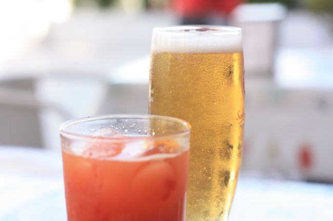 友達は本当にビールばっかり飲んでいた（笑）私がブラッドオレンジのジュースだったっけかな。夏でも、飲み物は日本みたいにめっちゃ冷たくはしないんだなぁと感じました。フレッシュ。