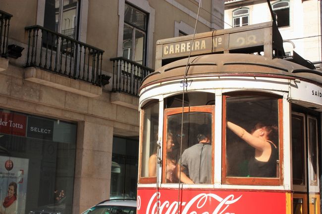 有名な28番の市電に乗ってアルファマ方面からぐるっと一周して、ケーブルカーへ行ってみようという話になったものの、同じ考えで？乗っている人が多いせいか、待てども待てども乗れない…。小一時間ぐらい待って、結局諦めました。<br />このせいでリスボンはちょっともういいかなという印象になったかな…なんて（笑）