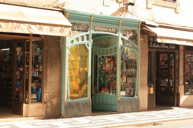 結局28番は28番でも、反対方向に行くのであれば乗れるだろうということで、違うケーブルカーのほうへ行くことにして、逆行することに。<br /><br />こちらは街中の可愛いお店。