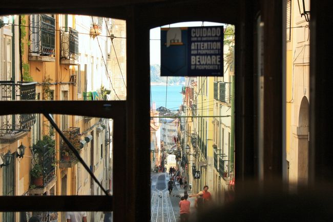 リスボアカードで乗り放題。早速乗り込みます。特に時刻表とかはないみたい。<br />それにしても、高いところから見下ろすのでテージョ川がきらきらしていて、とってもきれいな景色です！そして、両脇には普通のお家やお店が並んでいるので、窓から外を眺めるのも面白いです。上を見ると普通に洗濯物とか干してある〜。<br /><br />一緒に乗った子供たちが可愛くてにこにこ。