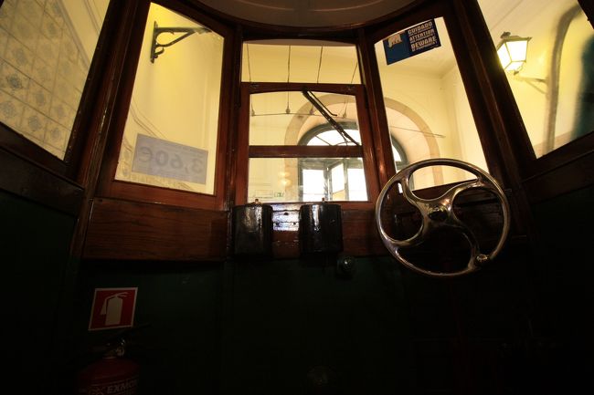 そのまま乗ってていいよってことだったので、中で出発まで待ってました。運転席はこんな感じ。木の暖かい雰囲気です。