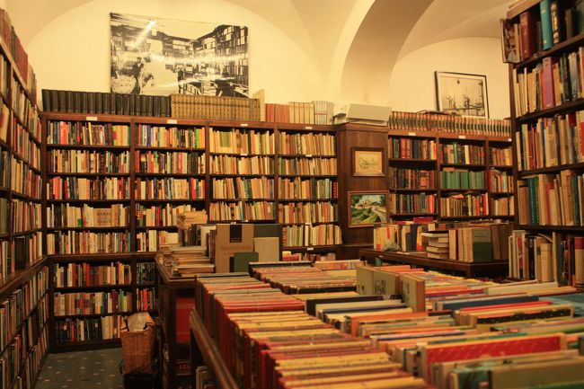 ファドを聴いて満足して、お腹もなぜかまだそんなにすいてないねってことでホテル近くのパン屋さんでスープとパンだけ食べて帰ろうとしたところ、古本屋さんらしき面白そうなお店を見つけてふらふらと吸い込まれる私たち。<br />たーくさんの本があって、少しかび臭い古本の匂いが、たまらんねーって偶然の発見に喜んでました。かなり年季の入った本もたくさんあって、面白いお店だったなあ。