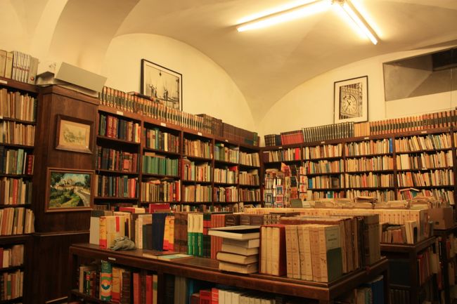 日本語の本はないか〜〜〜って探してみたけどぜんぜんなくて、残念だねって出ようとしたところ、入口付近に奈良の仏像の本を一冊だけ見つけました(笑)謎のチョイスだ。