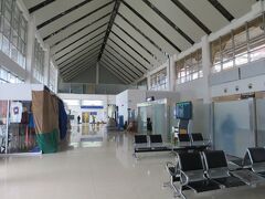 ルアンパバーン空港に到着。出発まで２時間以上あるので閑散としている。