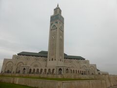 空港からは案外近く、最初の目的地であるハッサン２世モスクに到着です。
20世紀後半に建設されたモロッコ最大のモスクです。
