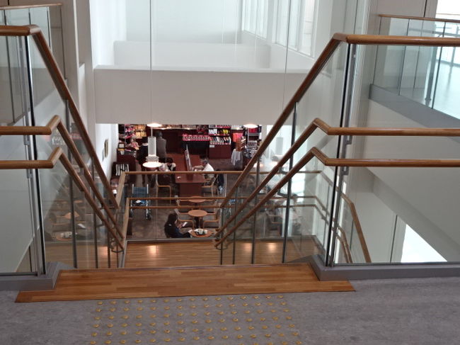 ２階にあるカフェです。