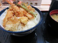 前回の沖縄とんぼ返りをした３日後。今日はクリスマスイブの１２月２４日です。
世間がクリスマスに盛り上がるなか私は石垣とインドへ修行を行います。
こんな日にも関わらず修行を了承してくださった家庭に感謝です。

本日最初の便は東京・羽田→石垣のＪＴＡ７３便です。
午後２時１５分の出発ですが３時間越えの長距離路線、
クラスＪの空席待ちをかけるためお昼前には羽田空港にやって来ました。
修行中何度もお世話になっている第一ターミナルの“てんや”。今日も安くて美味しいです。