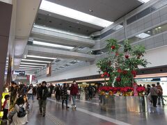 学生さんは冬休みに入っています。旅行や帰省と空港内は盛り上がっています。