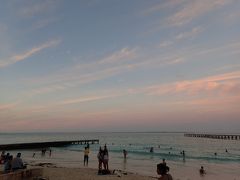 夕暮れ時にホテルゾーンに到着しました。
これにてツアー終了。

こちらはプラヤカラコル・モカンボ横のビーチです。
明日乗る予定のフェリーの時間を確認に来たんだけど、
この時間でもまだビーチを満喫している人がちらほら。