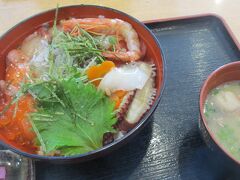 昼食はゆたか海の駅とびしま館で海鮮丼を食べました。