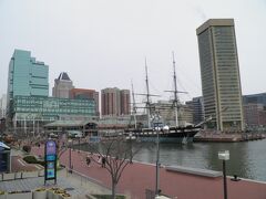 インナー・ハーバーを散策。ボストンの港町が昔の雰囲気が残っているのとは対照的に、バルチモアは近代的。