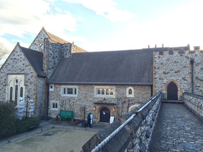 チェックインは、本来15時以降なのですが、部屋の準備が出来ていたようで、部屋に入ることが出来ました。<br /><br />その後、ホテルの周辺のステンドグラス美術館に行きたかったのですが、循環バスが美術館と逆方向に循環しているため、一時間くらいかかってしまうことが判明。<br /><br />歩ける距離でもなく、冬季のため路線バスも運行休止中。<br />諦めかけたところ、ホテルの方が美術館に相談してくれて、迎えに来てもらうことに。<br /><br />親切な心遣いにより、ステンドグラスが見れました。<br /><br />撮影禁止なので、外観の写真だけですが、中はアンティークのステンドグラスが壮麗です。<br />グラスに合わせて建物を作ったそうで、ビックリ。<br />イベントとして、１日に数回時間制でパイプオルガンや、アンティークのオルゴールを聴けます。<br />疲れた時に行くと癒されます。お気に入りの場所になりました。