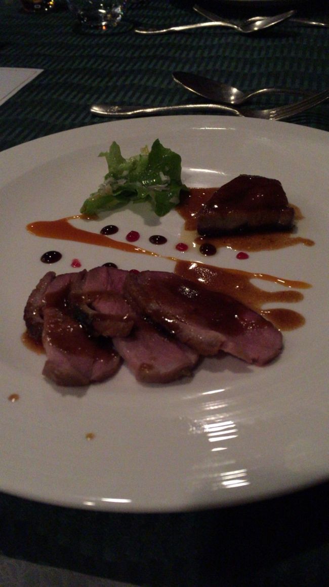 夕食は、私たちはフレンチにしました。<br /><br /><br />こちらのホテルは、バイキング・フレンチ・和食からどれかを選べました。<br /><br />特にバイキングは家族連れで賑わっていました。<br /><br />フレンチも、小学生くらいの子供が上手にナイフとフォークを使って食べてましたー。感心。<br /><br />かしこまったホテルではないので、どれをチョイスしても問題なさそうです。<br /><br />食事とは別の話ですが、こちらのホテルは子供のプレイルームの設備があったり、ロビーに人形が置いてあったりと、ファミリー向け利用には子供も楽しめるので良いかも。<br /><br />