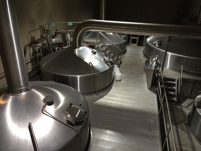 二日目は巡回バスに乗って、サッポロ森のビール園に行きました。<br /><br />まずは、ビールのできる工程を展示コーナーで学習。<br /><br />実際に作る体験もあるのですが、日にちが決まっていて、事前申込制のため、自学自習。<br /><br />写真は、仕込み室です。ここだけは中に入れました。<br />何かクラシックっぽい音楽が流れていました。<br /><br />旦那は、「音楽を流して品質が良くなるようにしてるんじゃないのかな！」なんて言ってましたが、真偽のほどは不明です。