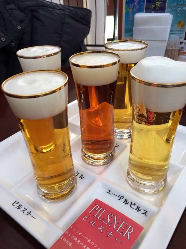 せっかくなので、ビールの飲み比べセットを。<br />(ホントはこれが一番の目的だったりする)<br /><br />発酵までの過程や、麦の違いでだいぶ味が違います。<br /><br />日本で飲まれているうちのほとんどのビールが、ピルスナーと言われるものだそうですが、苦みが苦手な私はあまりビールが好きではないのですが、無濾過のビールを飲んだら、これならいくらでも飲めるよっていうくらい、軽くてあたり口もまろやかで美味しかったです。<br /><br />ビールは奥が深いものだと知りました。<br /><br />ちなみに、これらのグラスは180ml入ってるので、五種飲み比べてるうちに、なかなか気持ちよくなります。
