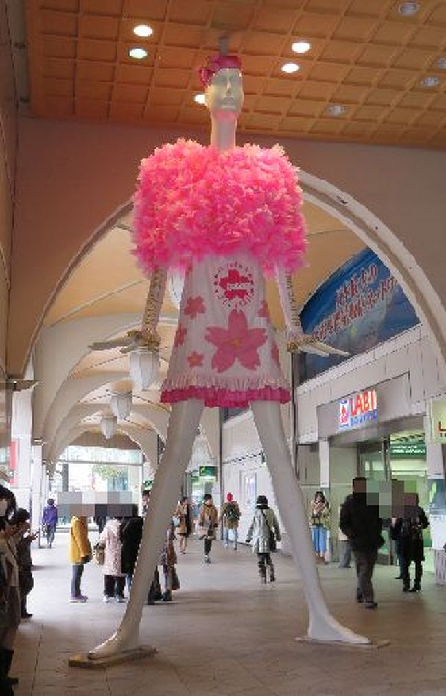 まずは巨大なマネキンを見に。<br />……パンツは履いてなかった。<br /><br />「ナナちゃん人形」