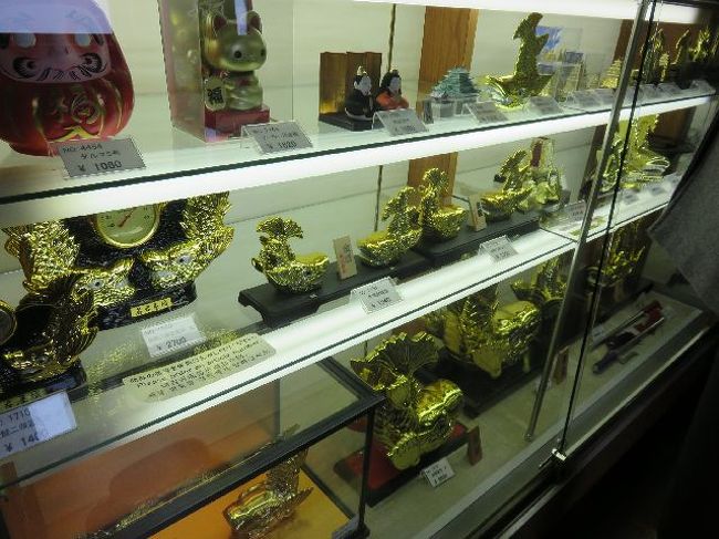 一番上はお土産屋。キンピカ、キンピカ。