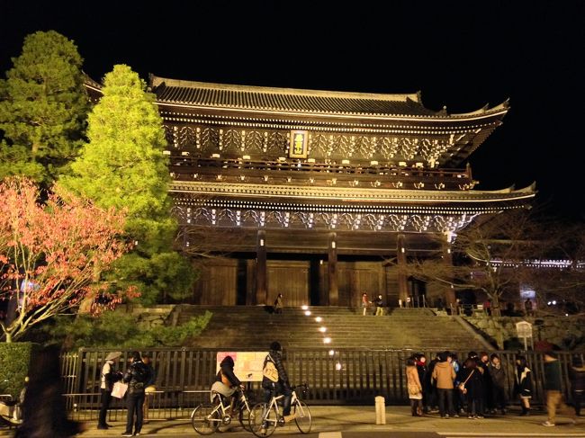 ここの門の上には、五右衛門の忘れ傘があったとの言い伝えが。<br />あまりの景色の良さに、五右衛門も登って景色を見て、傘を忘れてしまったというものらしい。<br /><br />上に上がれるのですが、景色が綺麗。<br />清水寺も良いけれど、ここからの方が個人的には好きかも。<br />ただ、階段がかなり急なので、行きも帰りも高所恐怖症の私には、辛い。<br /><br />絶景の代償のための苦行と思って、頑張りました。