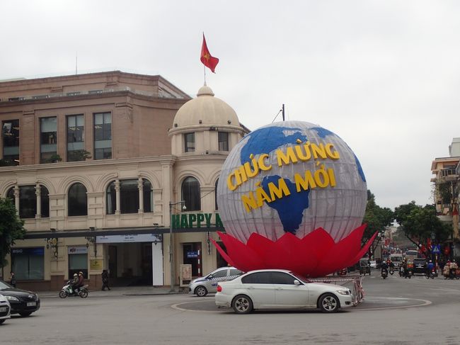 オペラハウス側からの大通りは<br />こんな感じだった。<br />国旗がはためく建物は２００５年開業した<br />ハノイ証券取引所である。