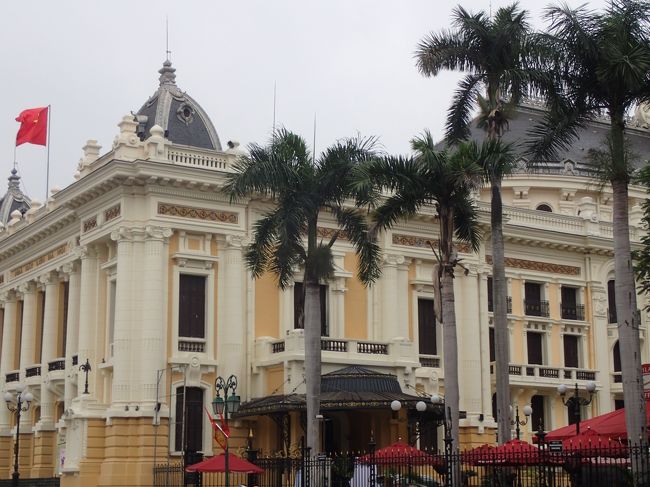 全体的な構図で大劇場（オペラハウス）を。