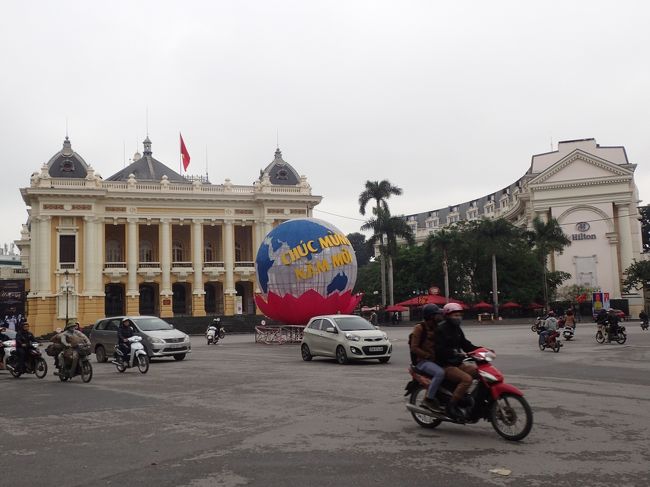 オペラハウスを違った角度から撮影してみた。<br />大きな通りで交差点には、信号機はなかったように思う。<br />道路横断する毎に、決意が必要だった。