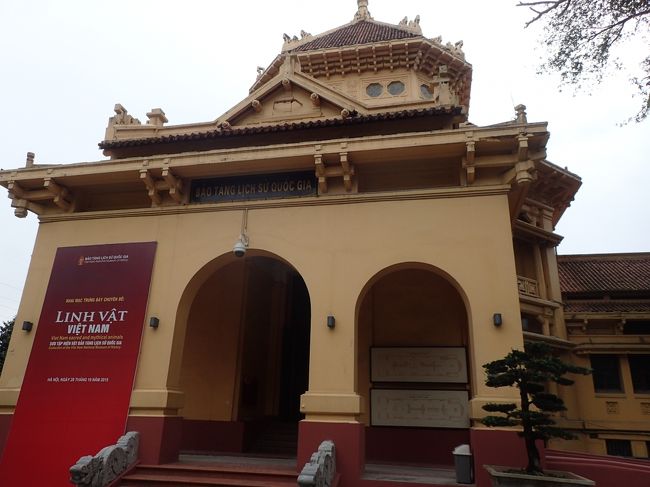 ベトナム歴史博物館、<br />チャンテイエン通りを歩いて<br />オペラハウスから１５０メートルしか<br />離れていないが、交差点毎でバイクと車が<br />飛ばして来るので、中々向こう側に渡れず<br />１０分位もかかってしまった。