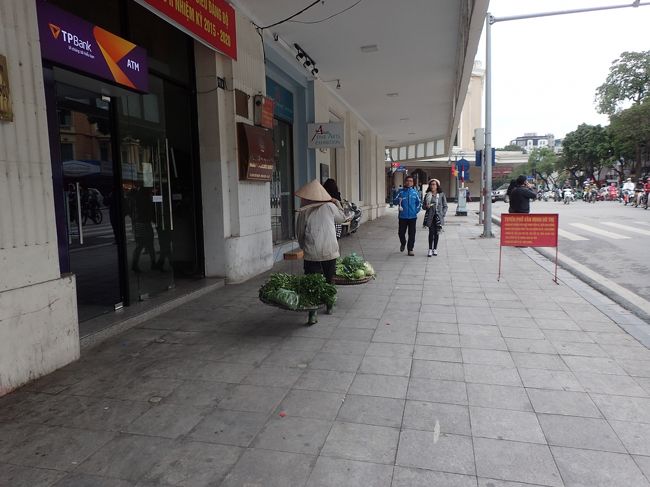 今度は、証券取引所を左にして、歩く。<br />歩道でバイクが駐輪していないのは<br />極めて珍しかった。<br />ノン（女性用三角帽）を被って、天秤棒野菜などを<br />売って歩く姿を一枚