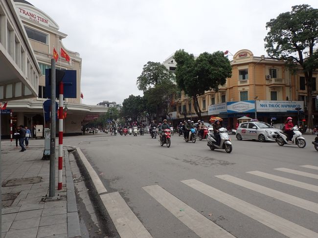 この歩道を渡れば、ホアンキエム湖なのだが、<br />ここでも足踏み。<br />バイクが次々に来る。<br />人が歩いて横断する横断道路用標識があっても、<br />お構いなしに飛ばしてくる。<br />注意して注意して渡る。