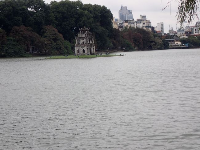 亀の塔を撮影した。<br />亀は、ベトナムでは神聖な生き物とされている。<br /><br />動画↓６<br />https://www.youtube.com/watch?v=OWmTA7n7VfI<br />ホアンキエム湖をディンティエンホアン通り南側より<br />撮影