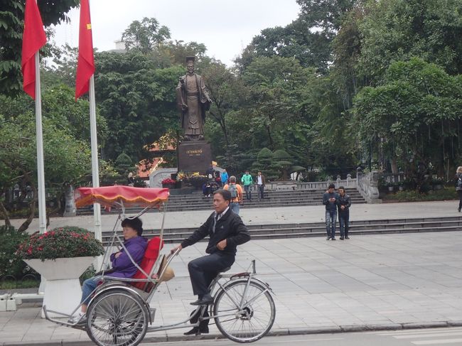リタイトー（李太祖）の像<br />公園になっていた。<br />初めてベトナムを中国から完全に独立に導いた人物である。<br />（所謂李王朝）<br />日本で言えば、平清盛なのか源頼朝なのか<br />そんなところの人物らしい。<br /><br />写真手前は、ベトナム特有のシクロの乗り物。<br />シクロは、もともとは、サイクロンのフランス語読みで、<br />フランスから何十年も前に輸入されたものが原型である。<br />