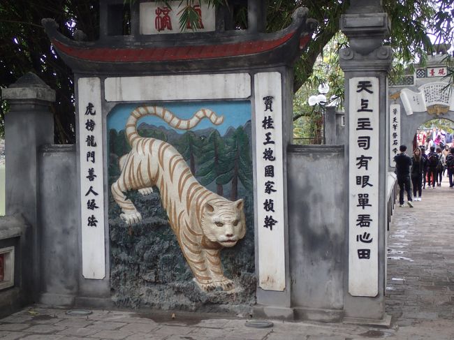 同上入り口を入ったら<br />こんな風にトラの絵が。