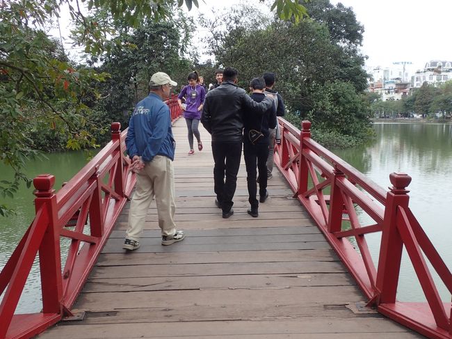 この赤い橋は、棲旭橋。<br />これを渡るとゴックソン島、そこに玉山祠があった。