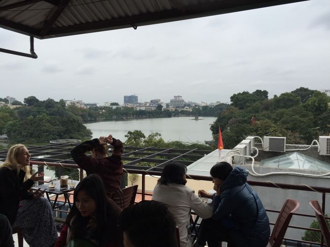 カフェフォーコーの４階である。<br />鉄の螺旋階段一人がやっと昇れるような階段を<br />昇り、４階までたどり着くと、湖の眺望が開けた。<br />素晴らしい景観だった。<br /><br />動画↓７<br />https://www.youtube.com/watch?v=8WlJ579zFMU