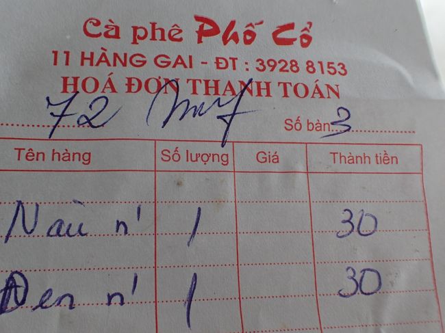 カフェにてコーヒーを、<br />その伝票である。<br />３０と記載があるのは、０００　三桁を除いている。<br />３万ドンの意味。<br />日本円約１５０円だった。<br />外為格差を考慮しても決して安くはない。<br />味はどうだったか？<br />それは人それぞれ好みの問題なので、<br />あえて言うまい。