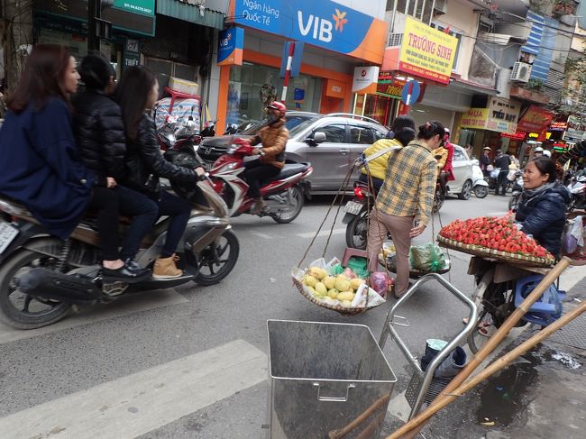 バイクの３人乗り<br />また、<br />天秤棒を担いで果物野菜などを売って歩く人が<br />おおぜいいた。<br /><br />https://www.youtube.com/watch?v=bexoSvRysn4<br />動画９