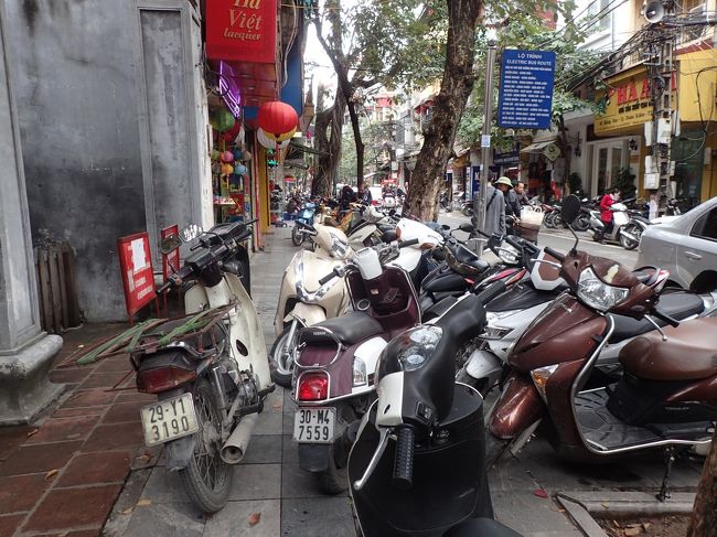 歩道は、バイクの駐輪場と化していた。<br />どこもかしこも、歩道はバイクで溢れんばかりである。
