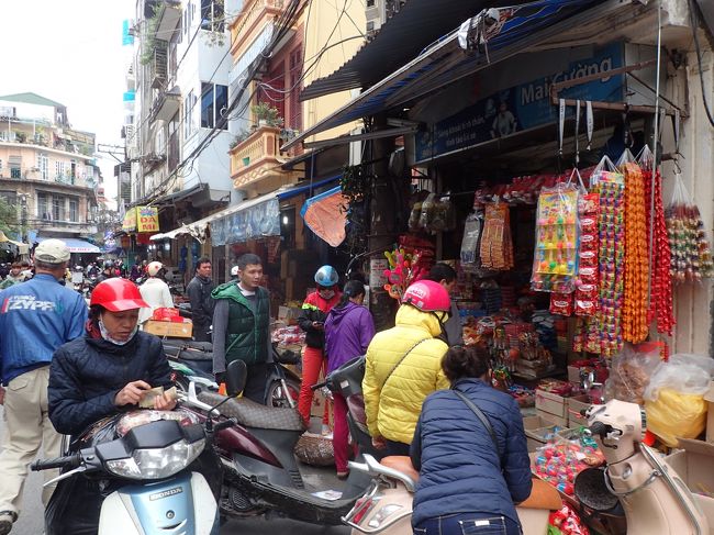 グエンティエンタット通りだと思われる。<br />何でも３６の通り毎に、<br />職人の街らしく、それぞれ<br />銀細工の通り、花ござの通り、手芸用品の通り、<br />駄菓子の通り、アオザイの通り、<br />台所用品の通り、シルクの通りなどが<br />あった。あとはもう書けません。