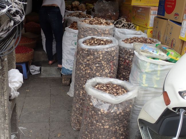 ドンスアン市場の中に入って見た。