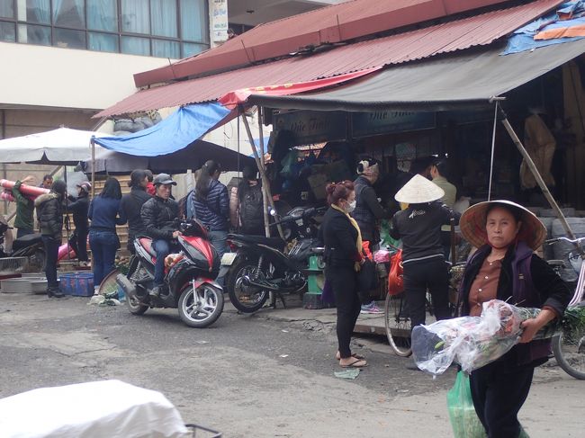 右奥通りが、ドンスアン市場に入る入口の一つ。