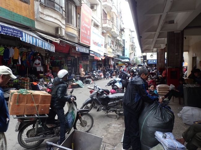 バイクの後部座席は、<br />荷物で溢れんばかりの　<br />こんなバイクが沢山走っていた。